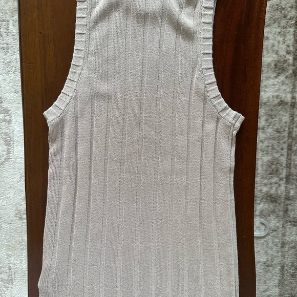 H&M tank top comfortable and very stretchy, perfect for the summer! - Picture 3 of 4